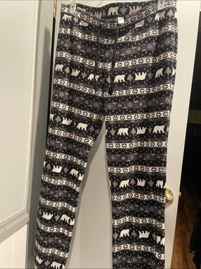 Old Navy women’s Black & White Polar Bear Patterned Fleece Lounge Pants size L